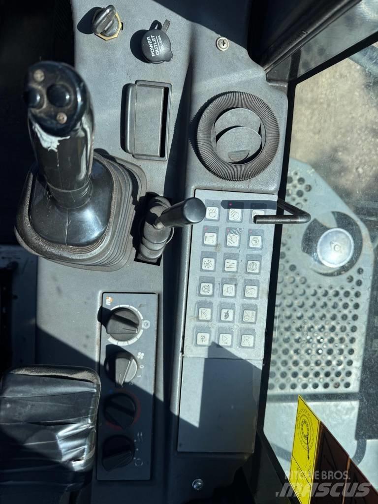 Liebherr L 544 Gumikerekes homlokrakodók