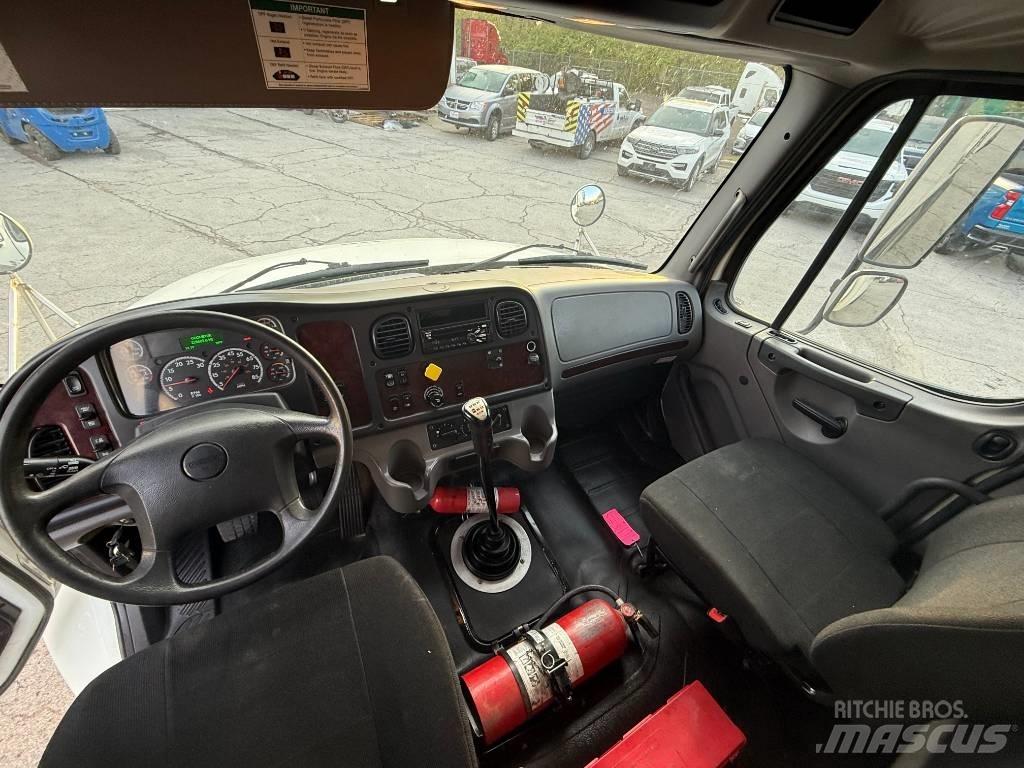 Freightliner M 106 Dobozos teherautók