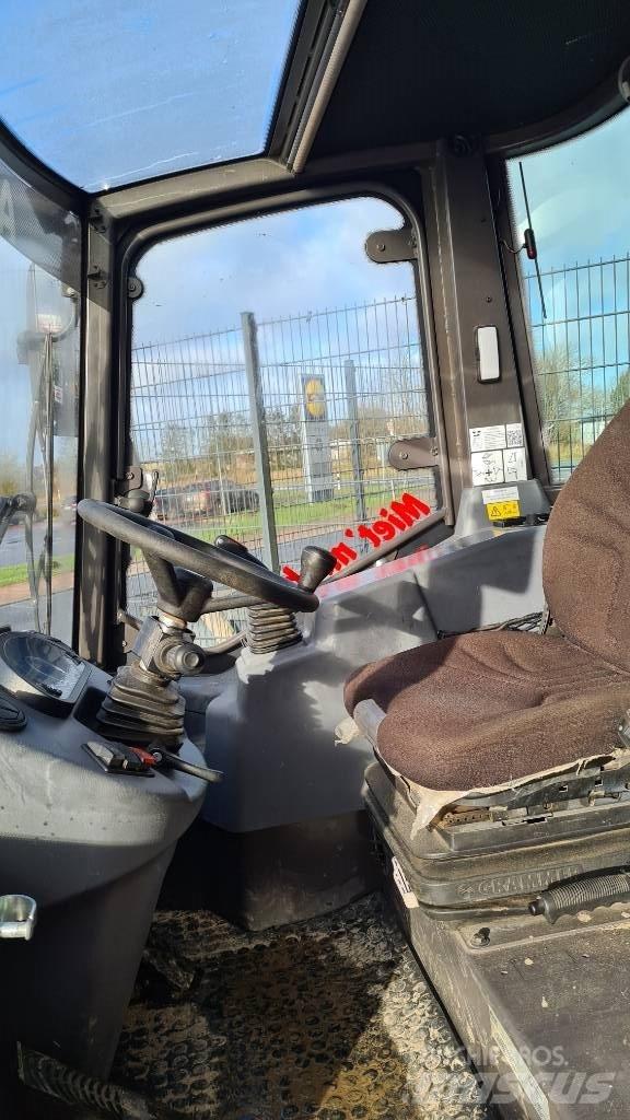 Mecalac AX 700 Gumikerekes homlokrakodók