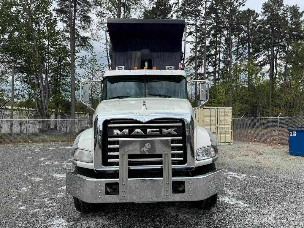 Mack GU813 Billenő teherautók