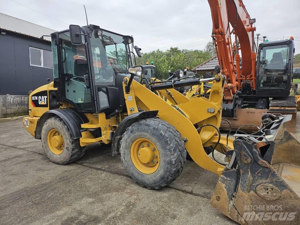 CAT 907M Gumikerekes homlokrakodók