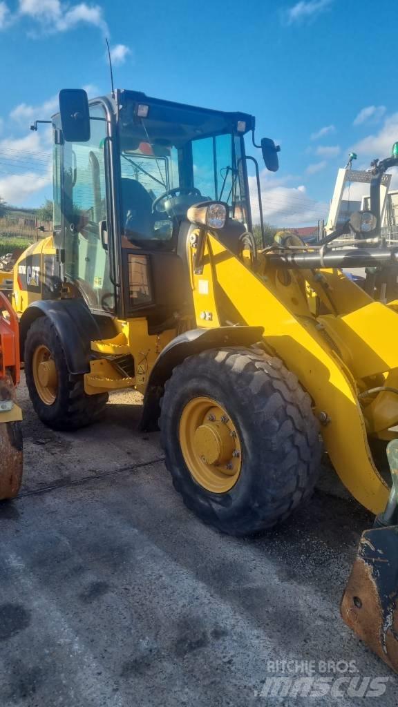 CAT 907M Gumikerekes homlokrakodók