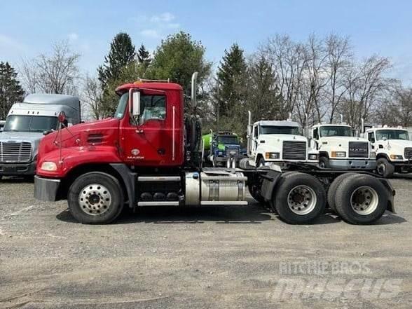 Mack PINNACLE CXU613 Nyergesvontatók