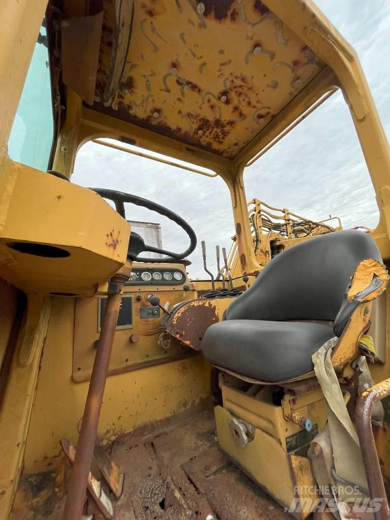 CAT 615 C Földnyesők (szkréperek)