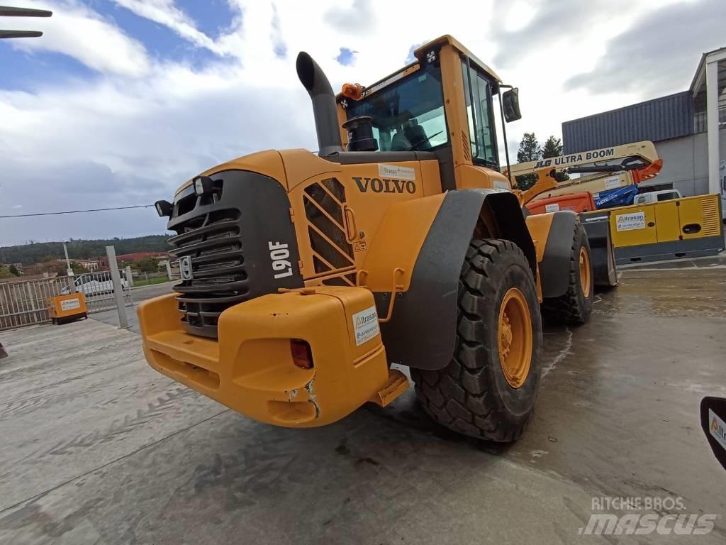 Volvo L 90 F Gumikerekes homlokrakodók