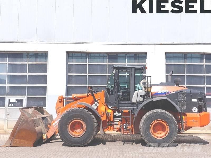 Hitachi ZW 250-6 Gumikerekes homlokrakodók