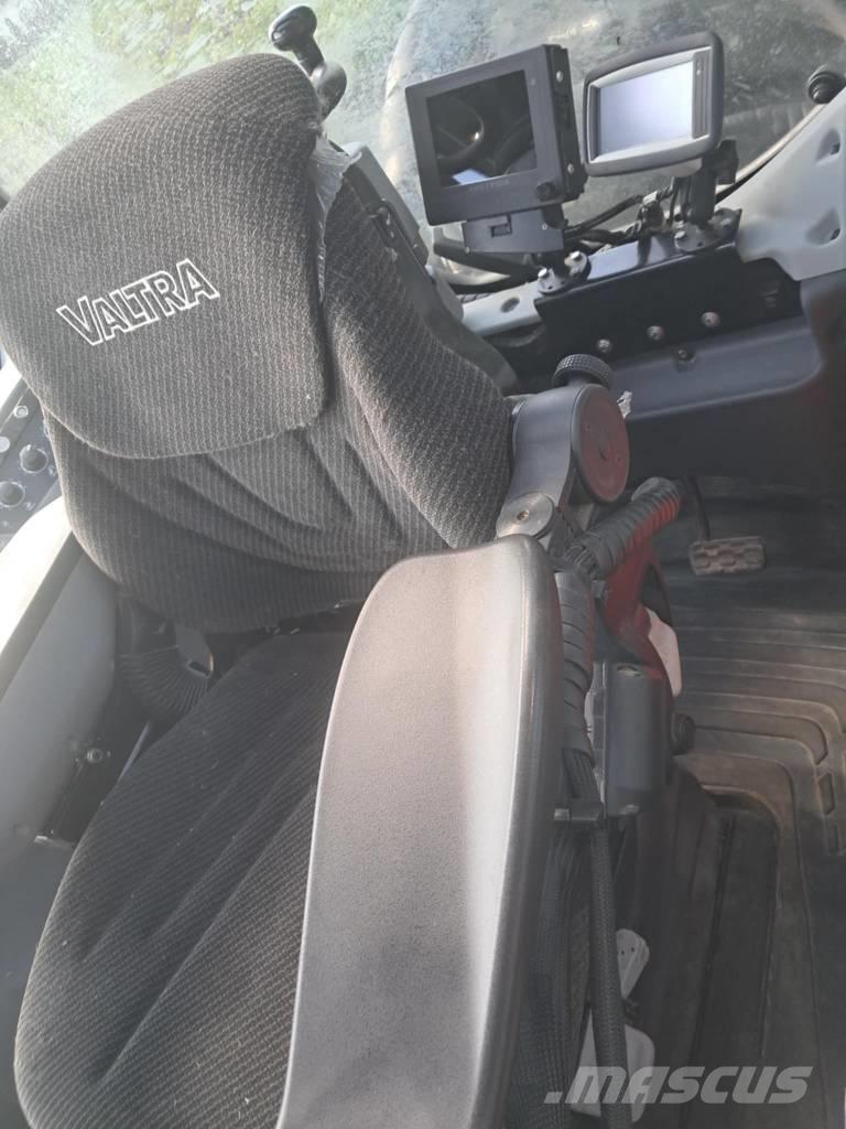 Valtra T 174 Betakarítók