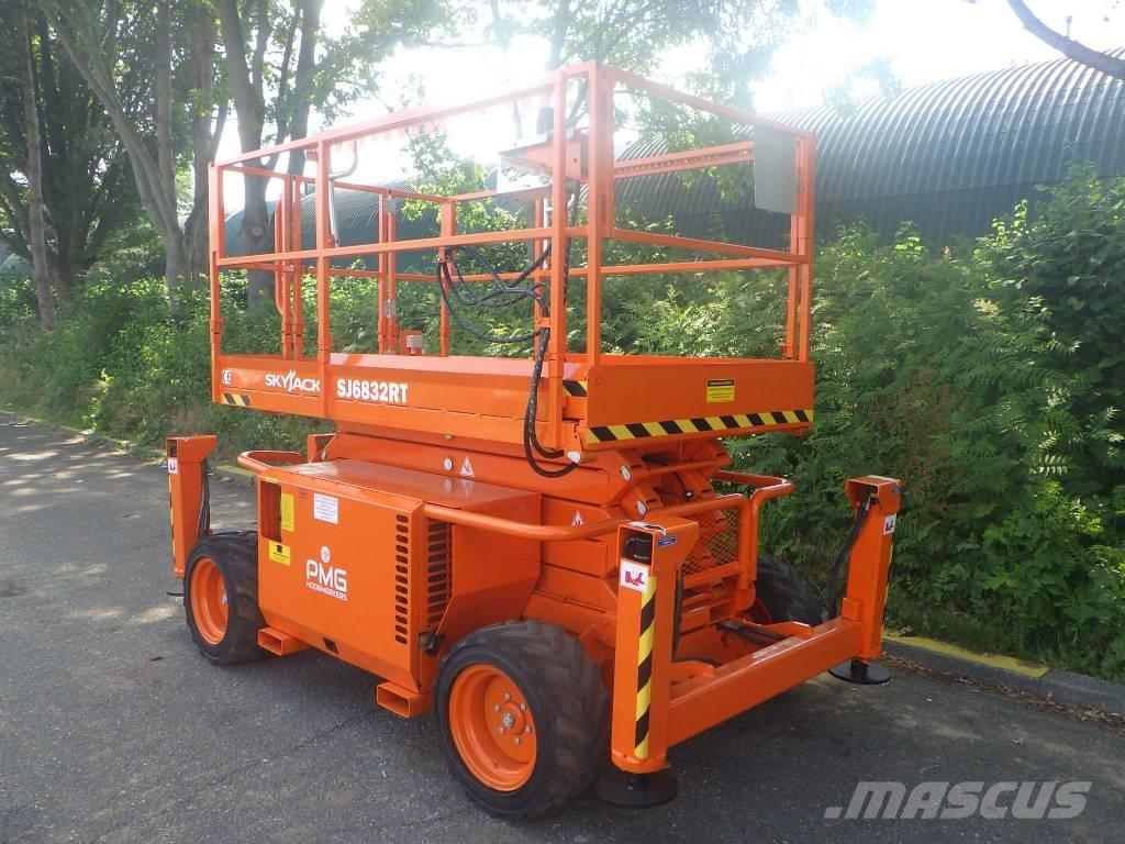 SkyJack SJ6832RT Ollós emelők