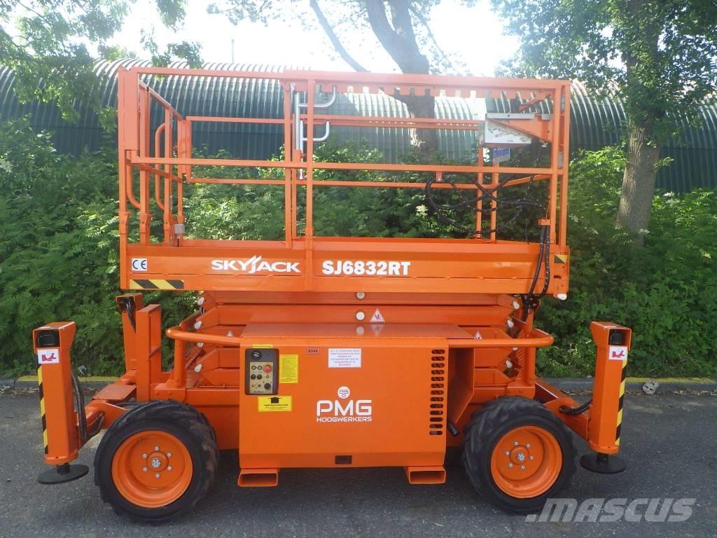 SkyJack SJ6832RT Ollós emelők