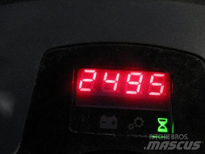 BT LPE 200 Vezetőállásos alacsony emelőkocsi