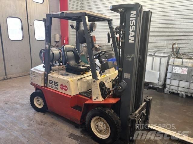 Nissan UJ02 A 25 U Gázüzemű targoncák