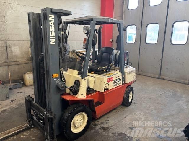 Nissan UJ02 A 25 U Gázüzemű targoncák