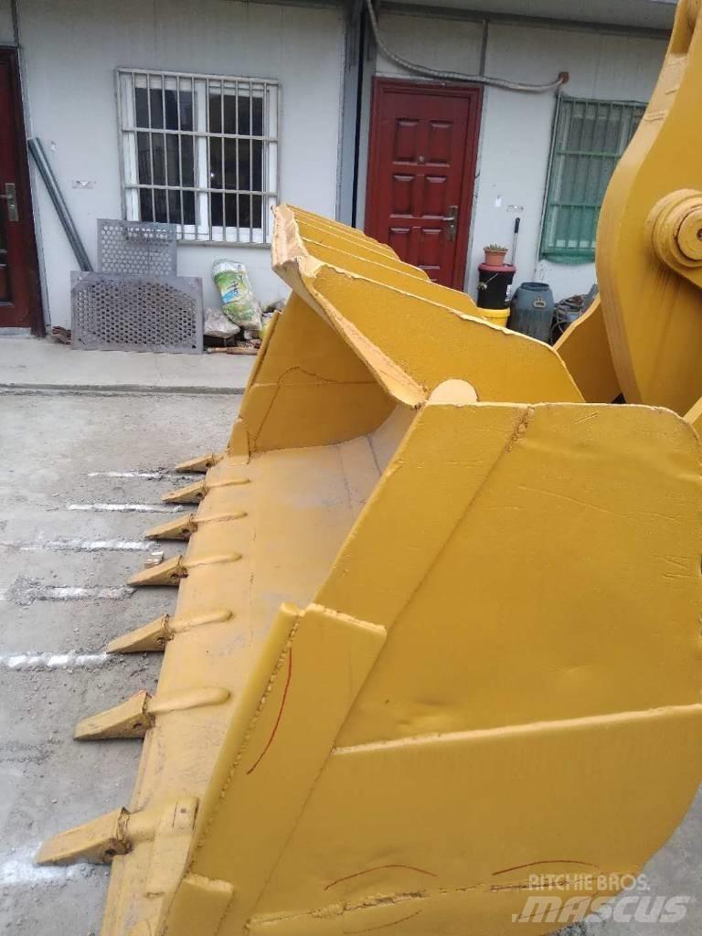 CAT 966F Gumikerekes homlokrakodók