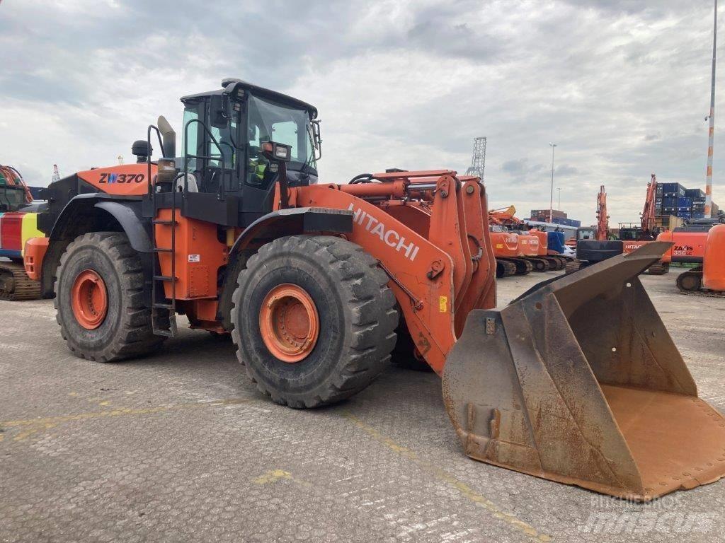 Hitachi ZW370-5B Gumikerekes homlokrakodók