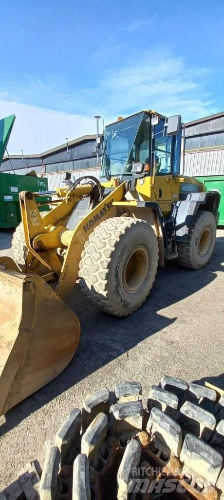 Komatsu WA 200 PT-5 Gumikerekes homlokrakodók