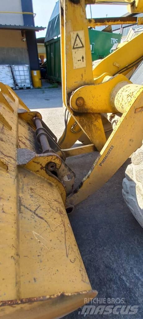 Komatsu WA 200 PT-5 Gumikerekes homlokrakodók
