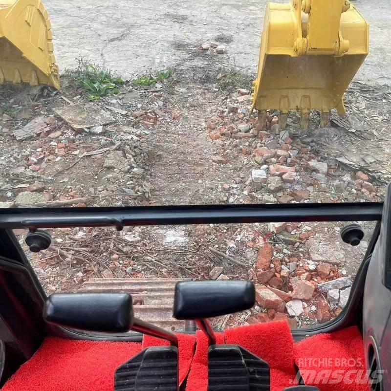 Komatsu PC 138 Lánctalpas kotrók