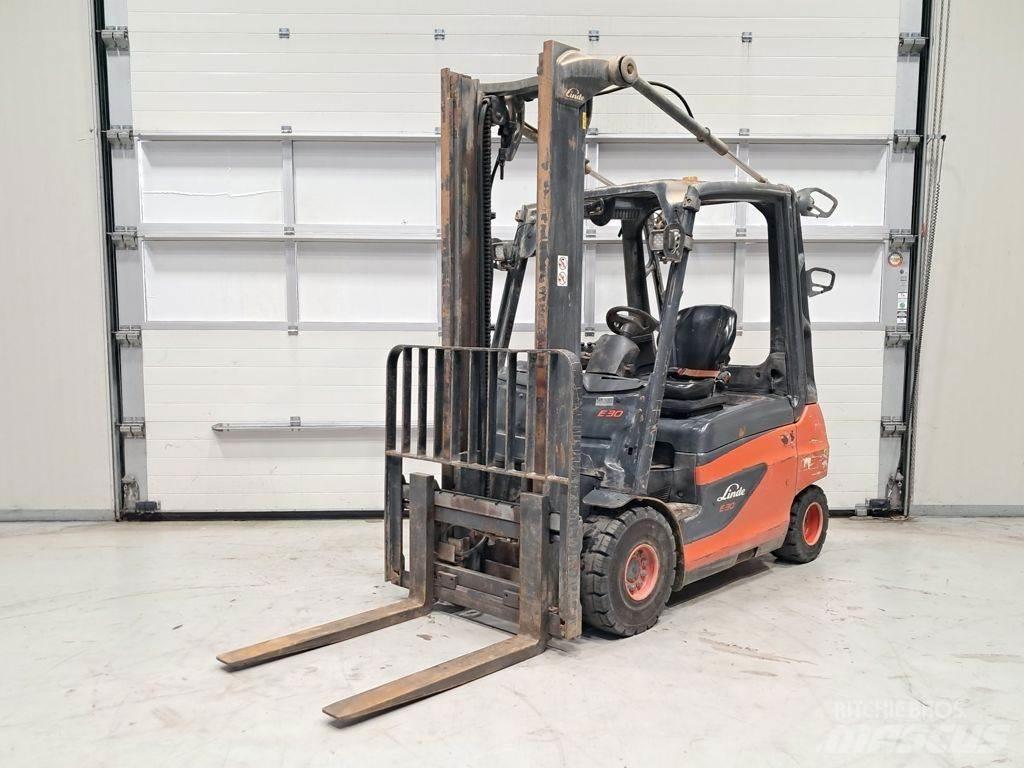 Linde E30-01 Elektromos targoncák