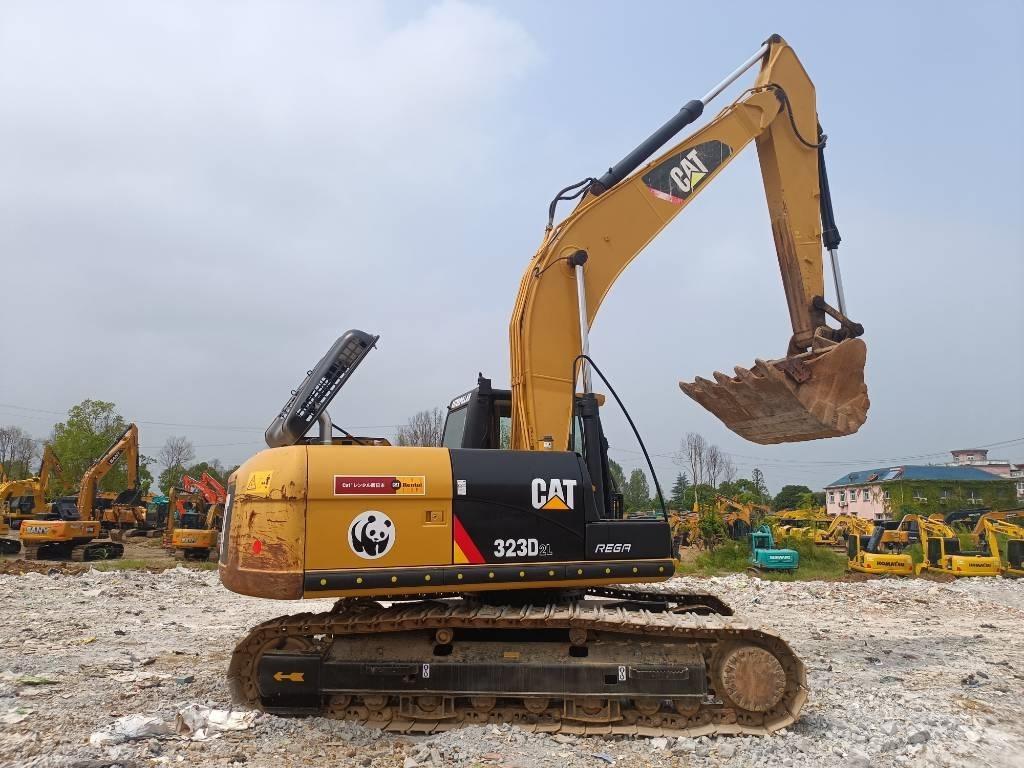CAT 323D2L Lánctalpas kotrók