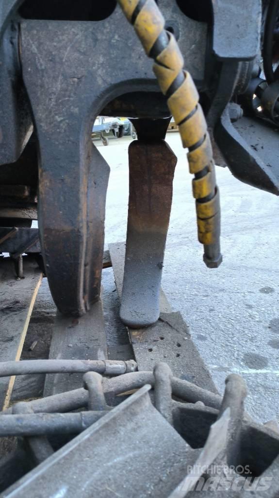 Komatsu 350 Betakarítók