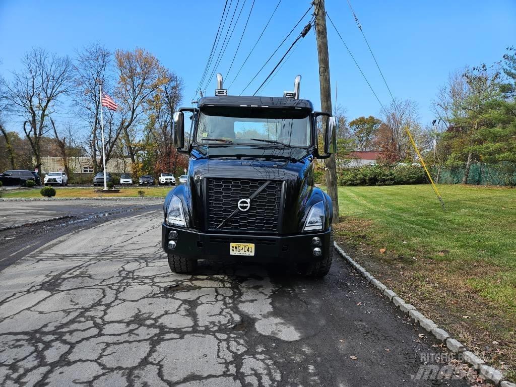 Volvo VNX 64 T300 Platós / Ponyvás teherautók