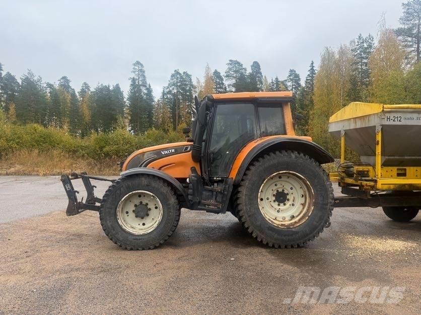 Valtra N142 Traktorok