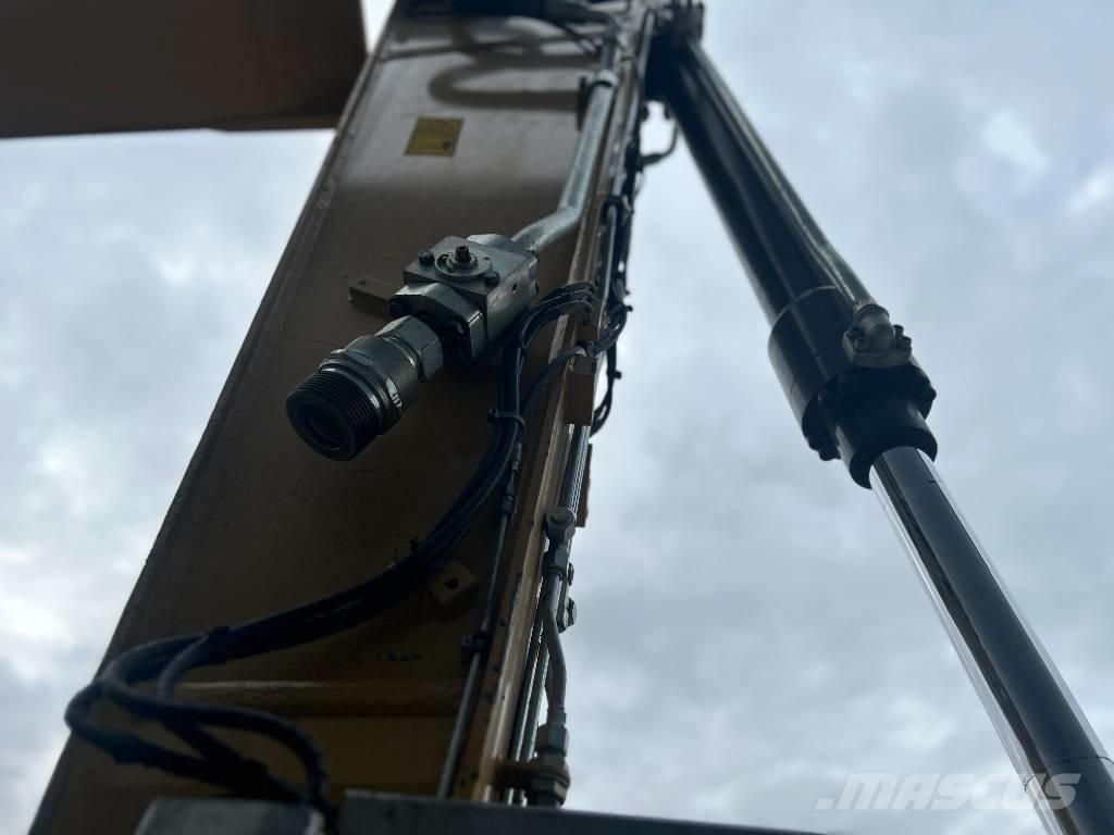 CAT M318F Gumikerekes kotrók