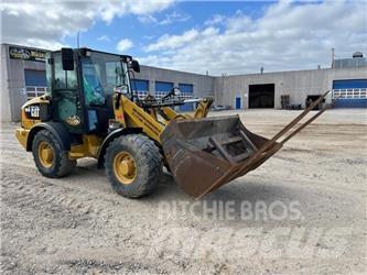 CAT 906M Gumikerekes homlokrakodók