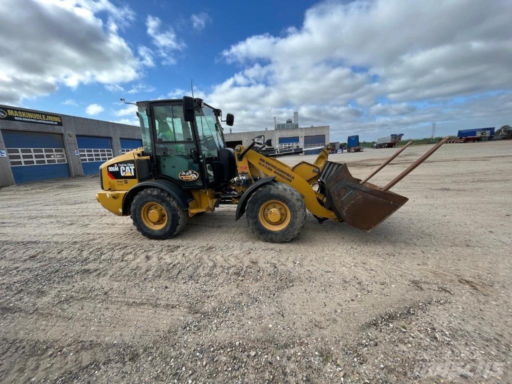 CAT 906M Gumikerekes homlokrakodók