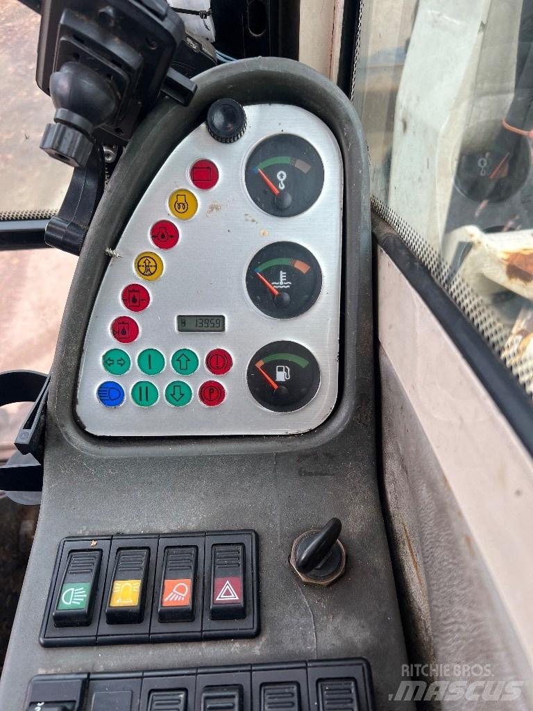 Terex Schaeff HML32 Gumikerekes kotrók