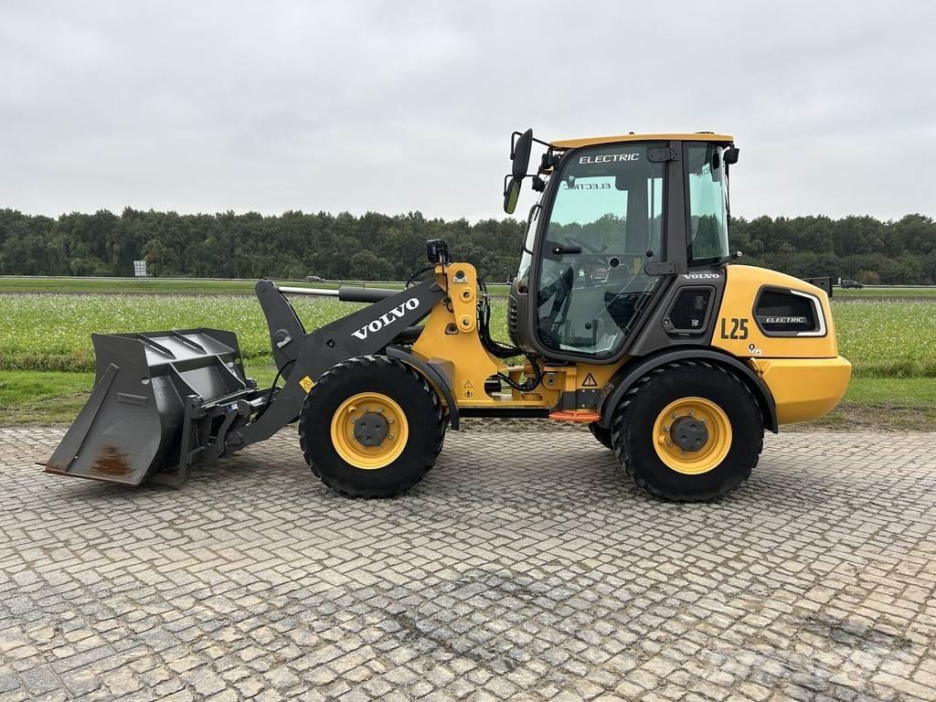 Volvo JL25HZ Gumikerekes homlokrakodók