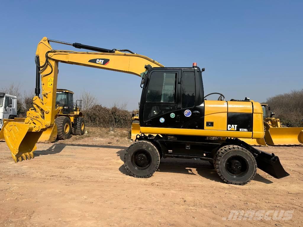 CAT M 320D Gumikerekes kotrók