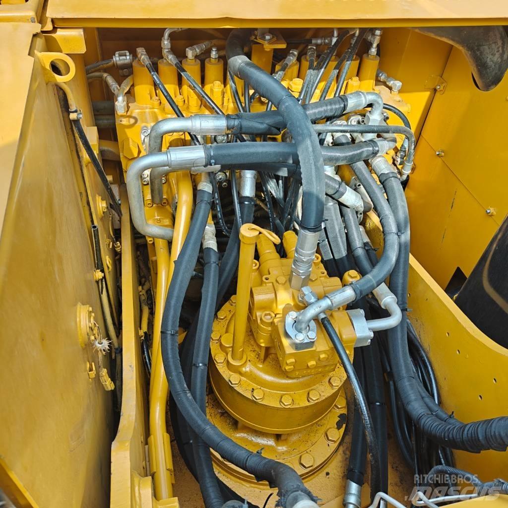 CAT 323 D L Lánctalpas kotrók
