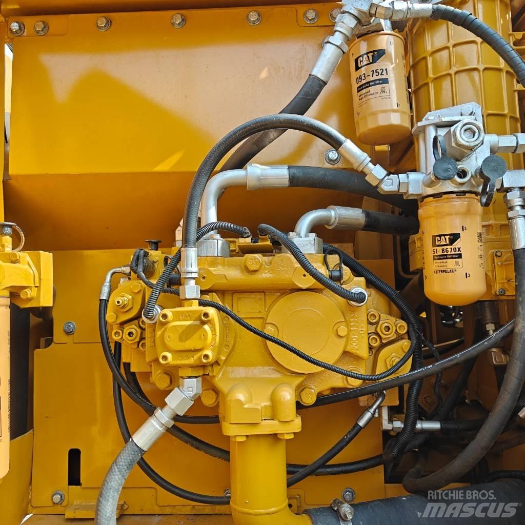 CAT 323 D L Lánctalpas kotrók