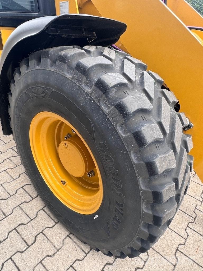CAT 908 Gumikerekes homlokrakodók