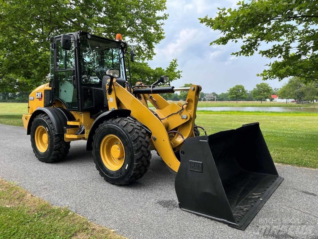 CAT 908M Gumikerekes homlokrakodók