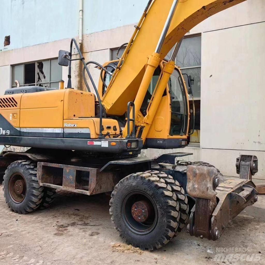Hyundai 210-9 Gumikerekes kotrók