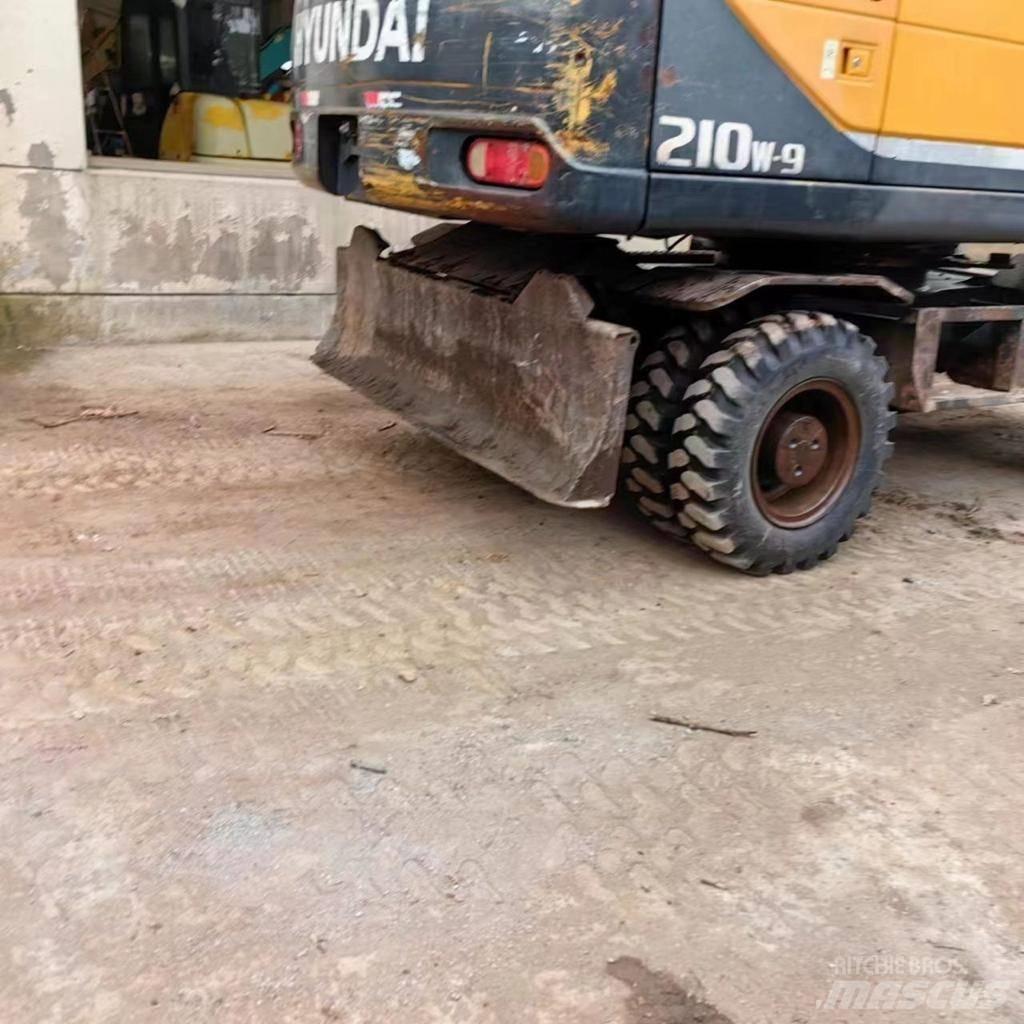 Hyundai 210-9 Gumikerekes kotrók