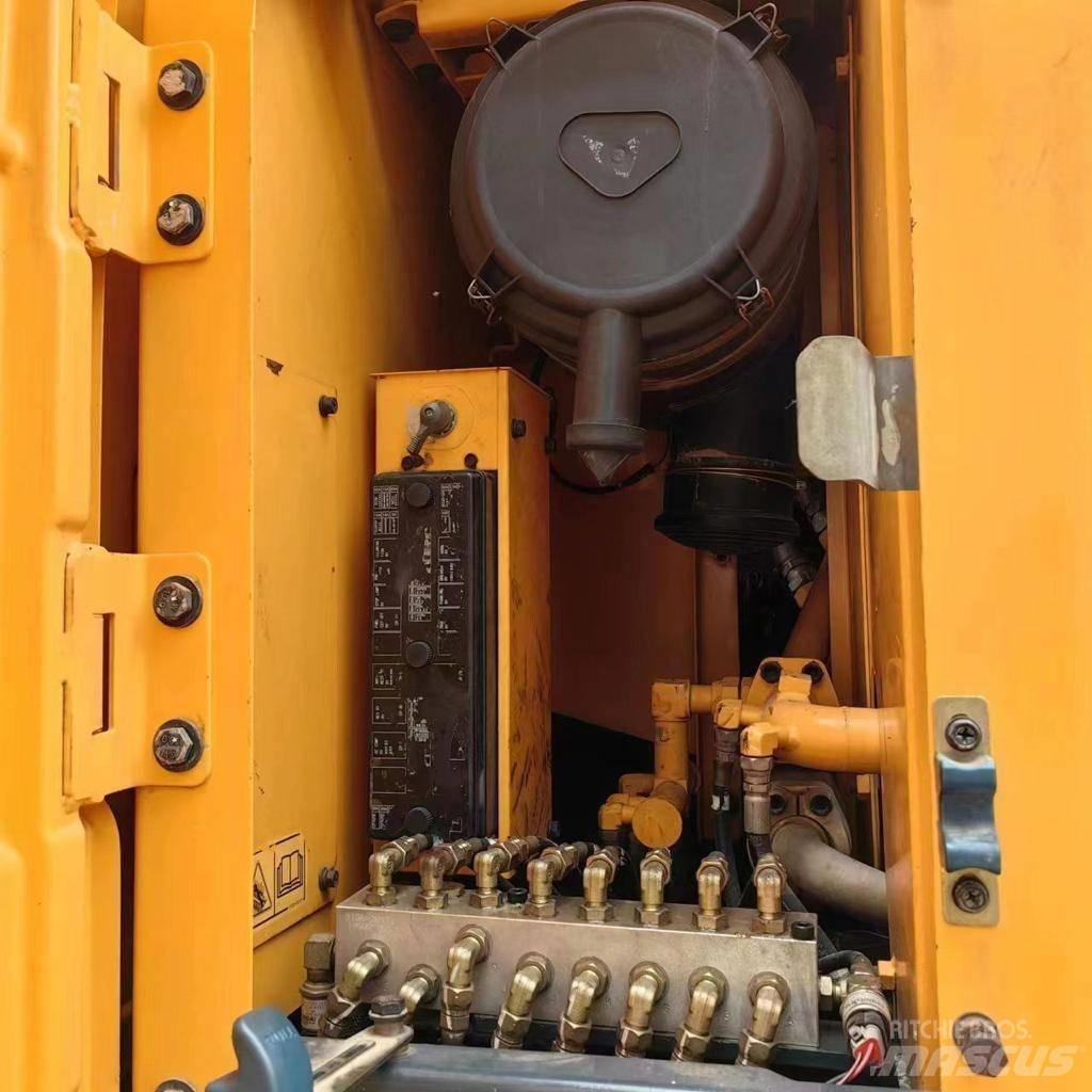Hyundai 210-9 Gumikerekes kotrók