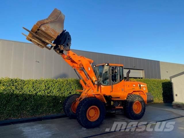 Doosan DL 200 Gumikerekes homlokrakodók
