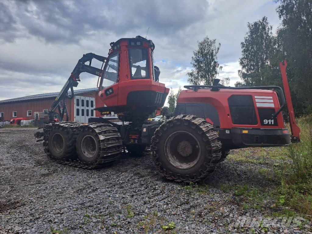 Komatsu 911 Betakarítók
