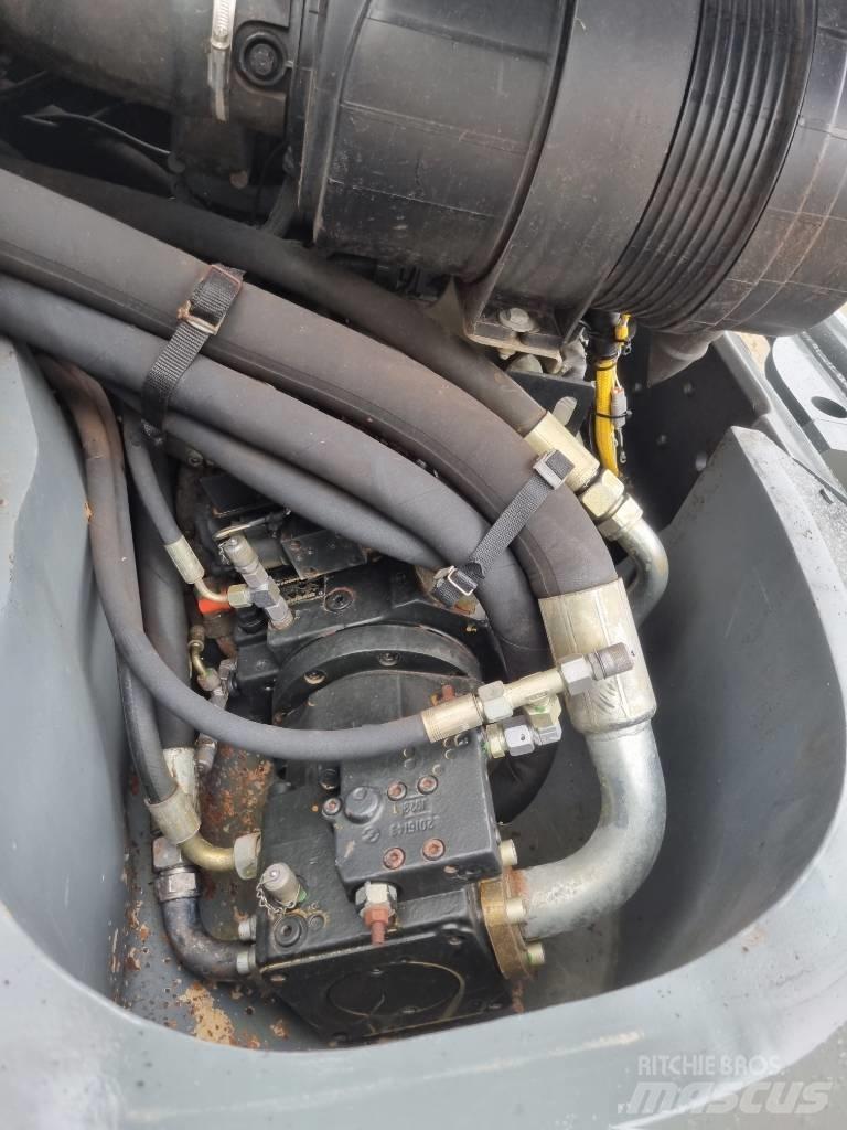 Liebherr L 526 Gumikerekes homlokrakodók