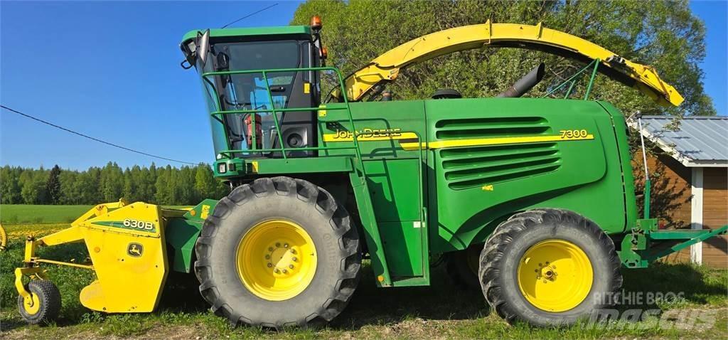 John Deere 7300 Önjáró szecskázók
