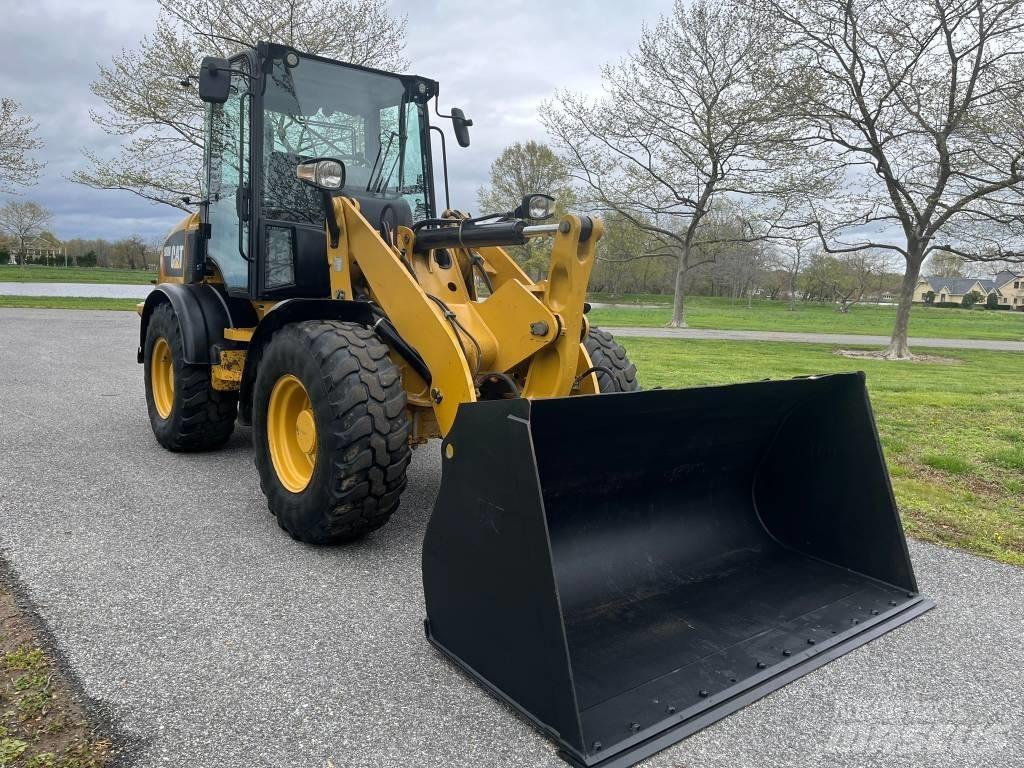 CAT 908M Gumikerekes homlokrakodók