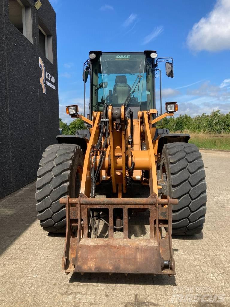 CASE 621 F XR Gumikerekes homlokrakodók
