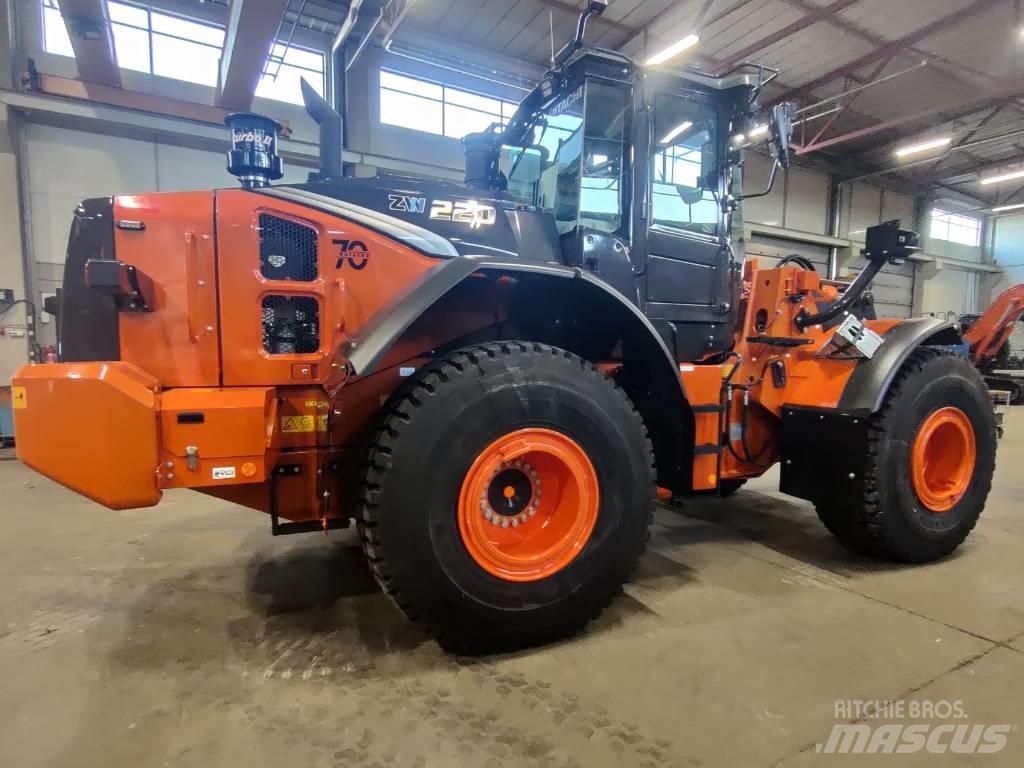 Hitachi ZW220-7 Gumikerekes homlokrakodók