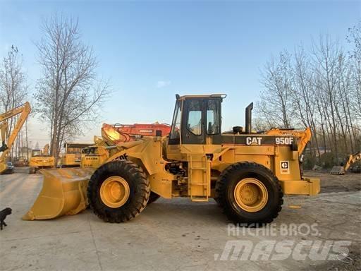CAT 950 F Gumikerekes homlokrakodók