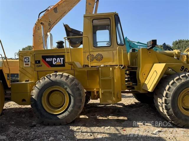 CAT 966 F Gumikerekes homlokrakodók