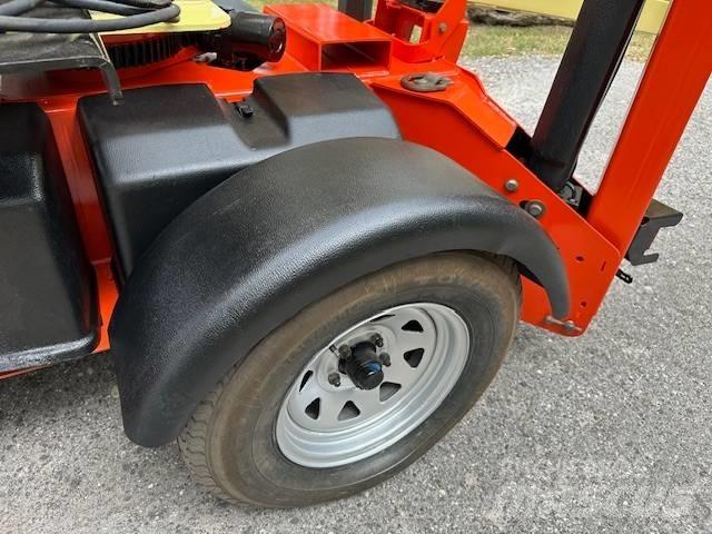 JLG T 350 Pótkocsira szerelt emelők és állványok