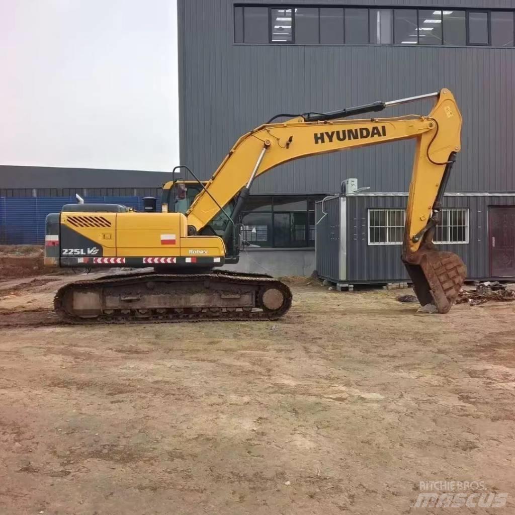 Hyundai R225LVS Gumikerekes kotrók